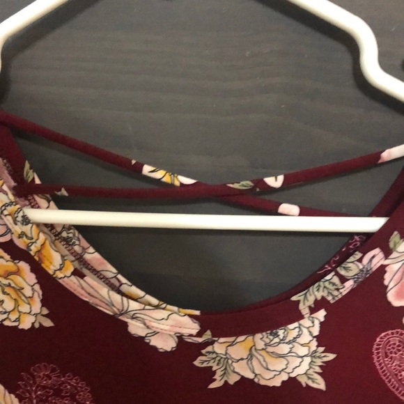 Crisscross open back T-shirt - Picture 2 of 4